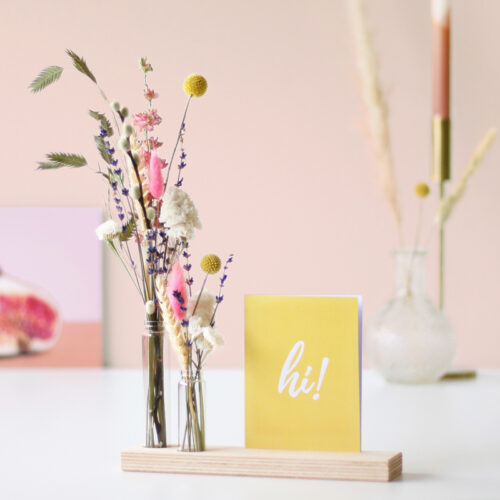 houten plankje met vaasjes droogbloemen