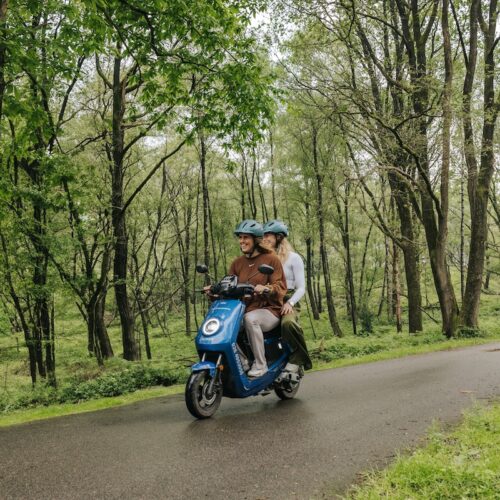 1.Scooter-rijden-moeder-kind-Natures-Gift-veluwe-actief-uitje-in-de-natuur-groen-sportief-vrienden-belevenis-electrisch