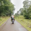 Ouder en kind scooteren
