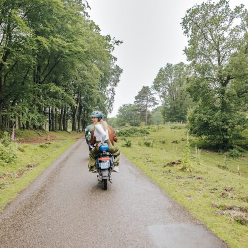 Ouder en kind scooteren