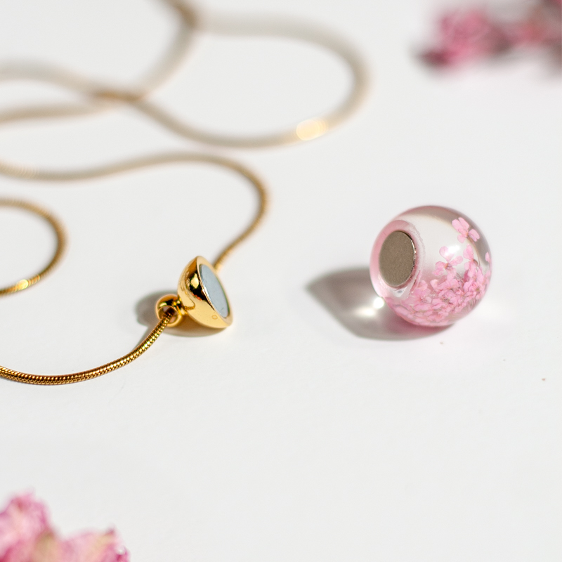 Ketting met magnetische hanger met gedroogde roze bloemetjes