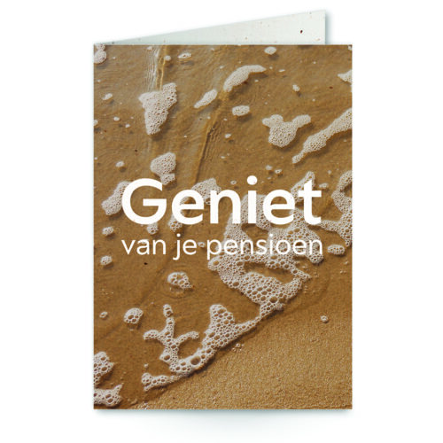 wenskaart met tekst geniet van je pensioen met op achtergrond de zee en zand