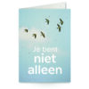 wenskaart met tekst je bent niet alleen met zwaluwen in de lucht op de achtergrond