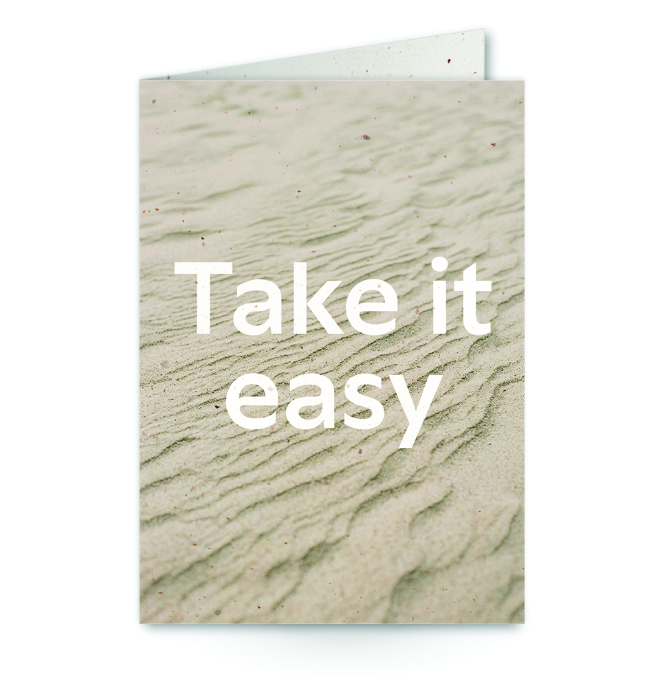 wenskaart met tekst Take it easy met zand op de achtergrond
