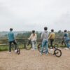 Samen kickbiken op de Veluwe