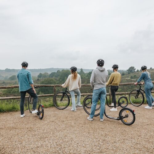 Samen kickbiken op de Veluwe