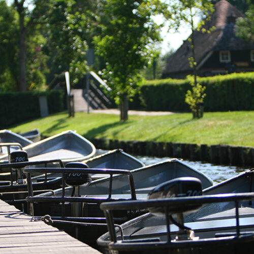 Giethoorn-fluisterboot-doen-kado-uitje-cadeau-geven-belevenis1