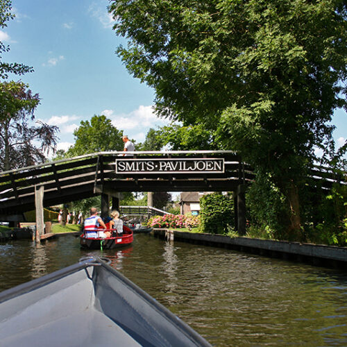 Giethoorn-fluisterboot-doen-kado-uitje-cadeau-geven-belevenis13